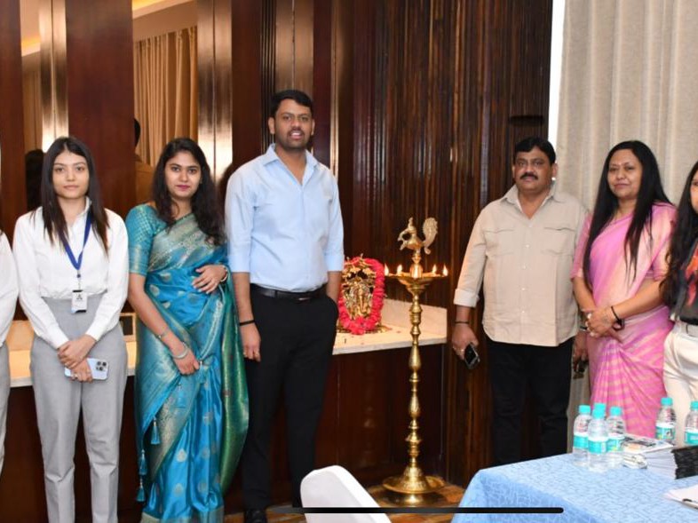 मेले की शुरुआत कंपनी के चेयरमैन डॉ. आर.एस. नागर, निदेशक डॉ. राजकुमारी नागर, एमडी तुषार नागर और सीईओ गौरव नागर ने दीप प्रज्वलित कर की।