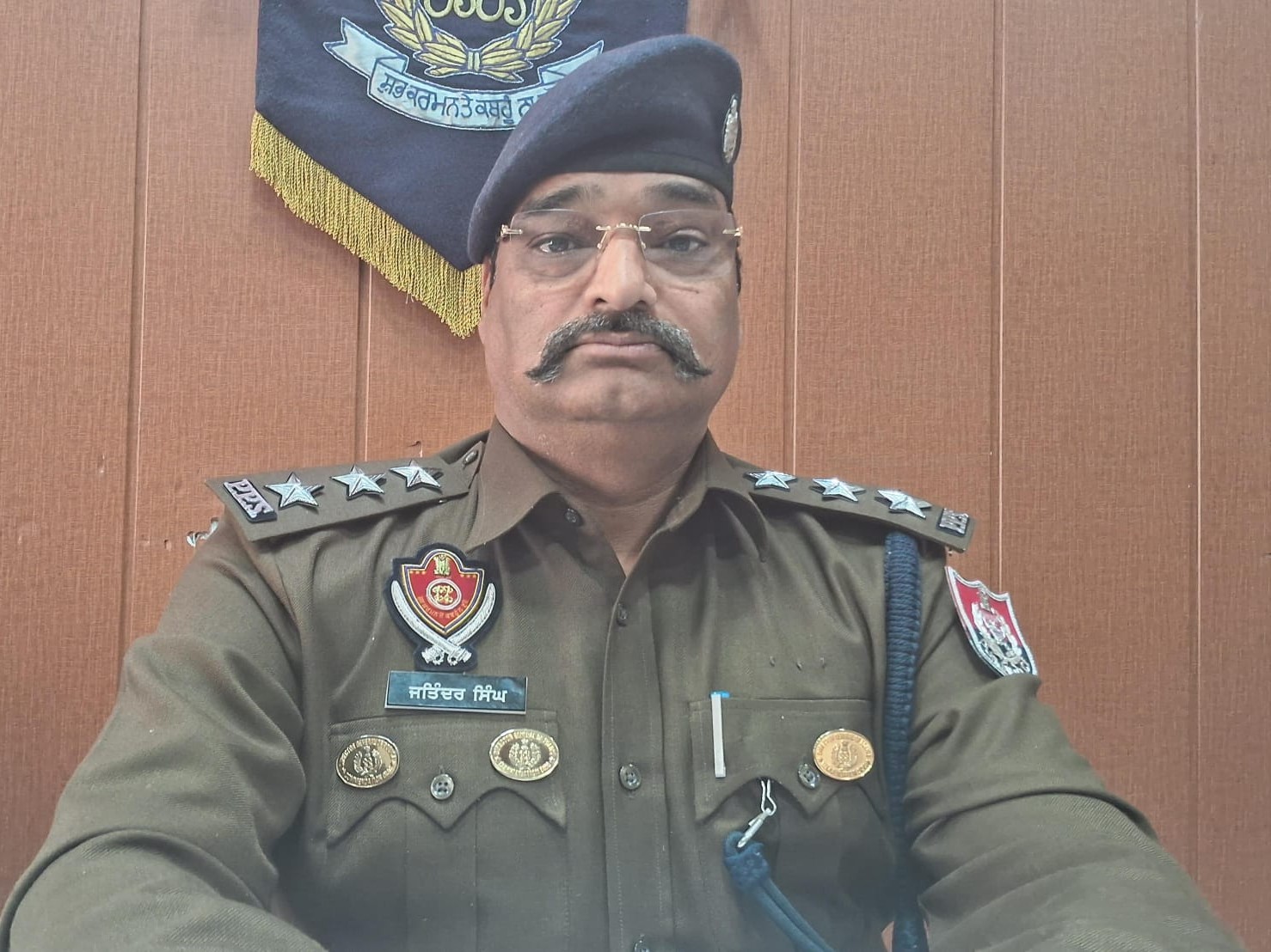 मामले की जानकारी देते पुलिस अधिकारी।