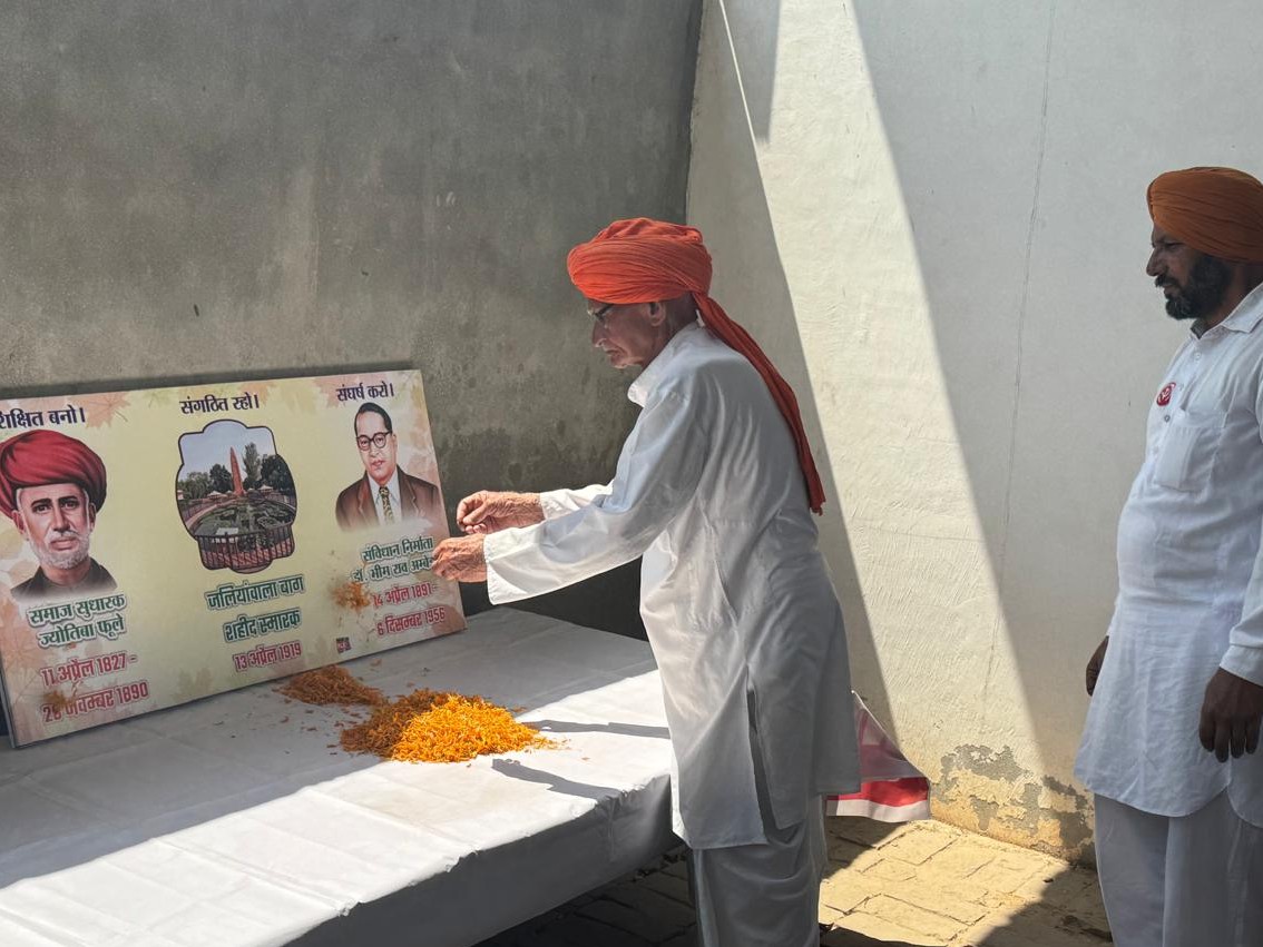 ਜੋਤੀਬਾ ਫੂਲੇ ਅਤੇ ਡਾ. ਅੰਬੇਦਕਰ ਨੂੰ ਸ਼ਰਧਾਂਜਲੀ ਭੇਟ ਕਰਦੇ ਹਨ