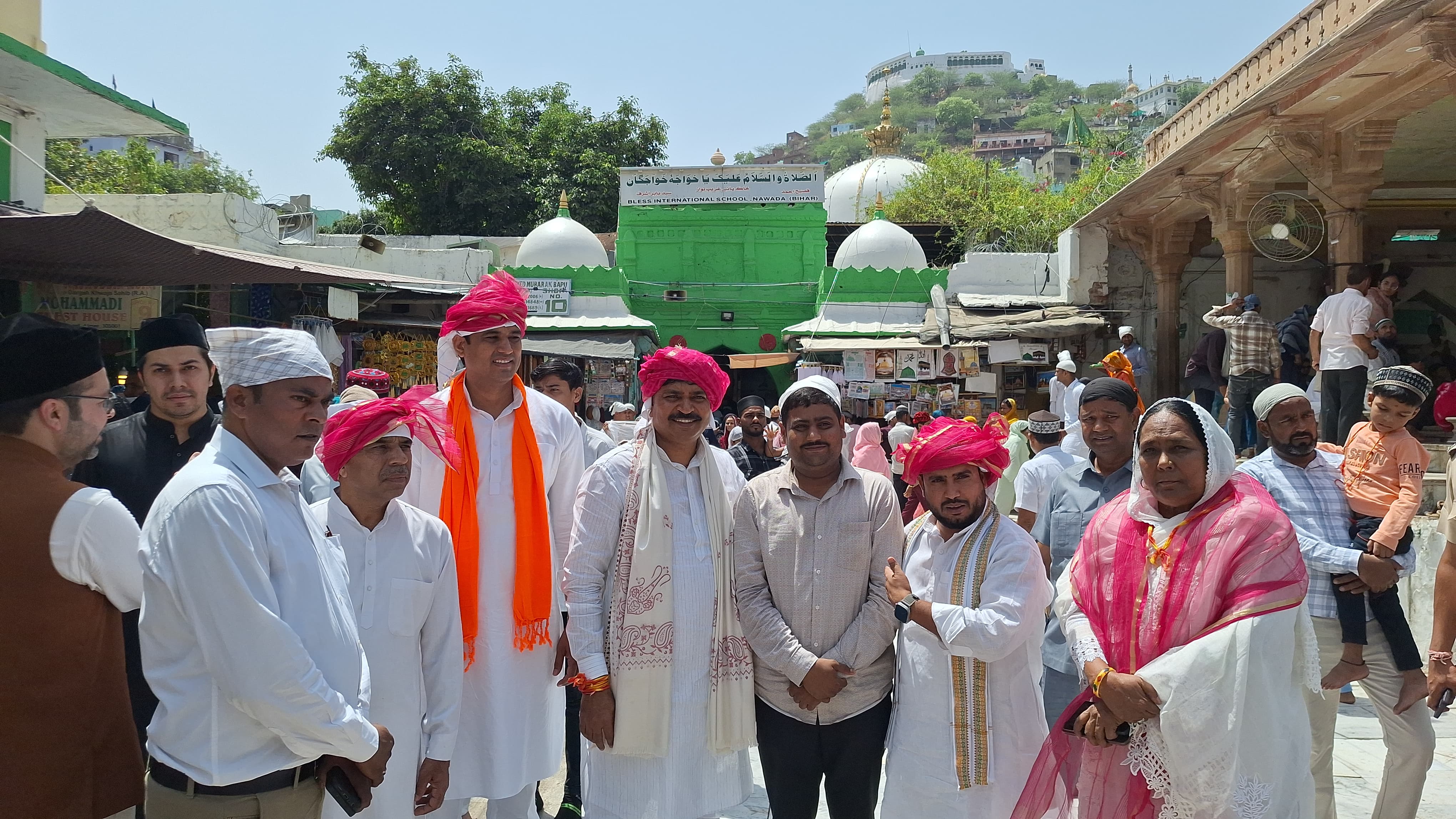 दरगाह जियारत कर मांगी अमन चेन की दुआ।