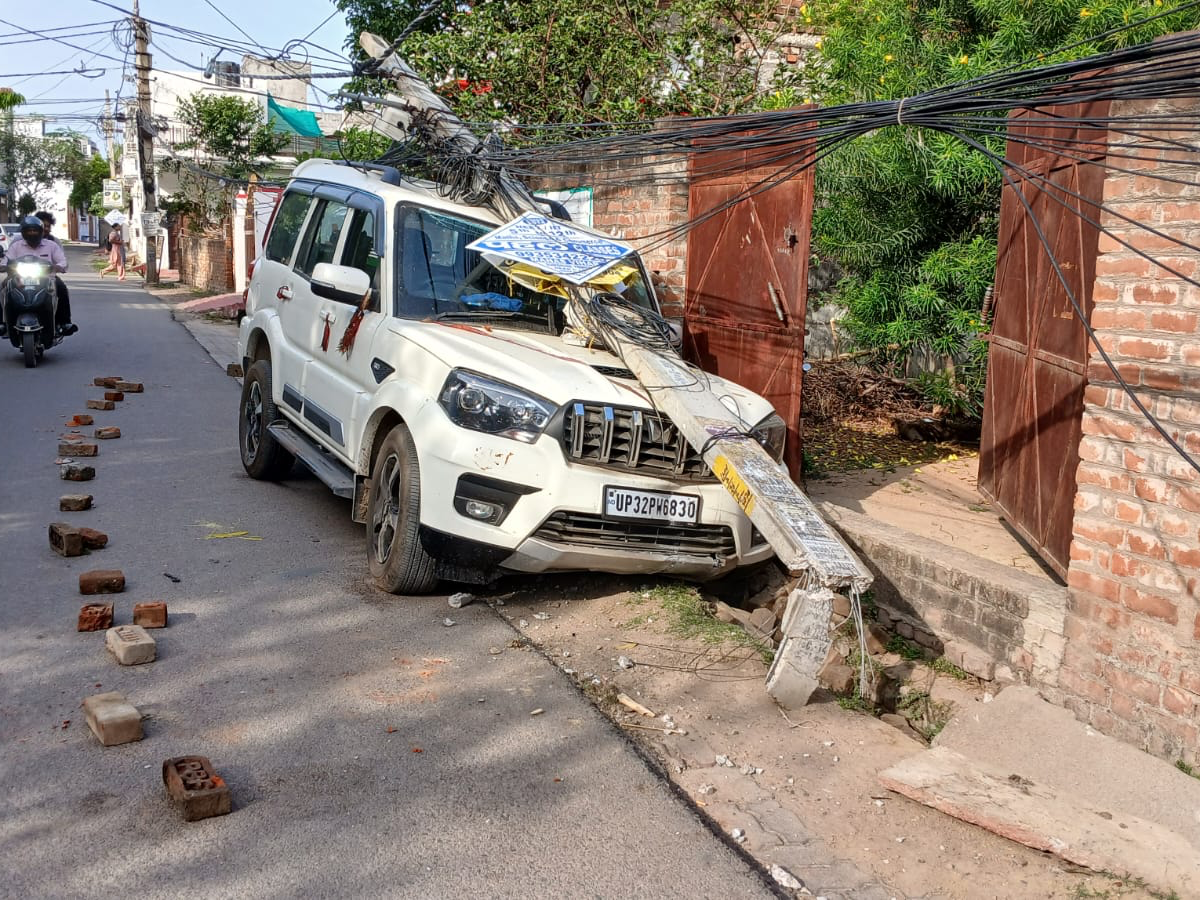 A high speed Scorpio hit an electric pole | तेज रफ्तार स्कॉर्पियो ने ...