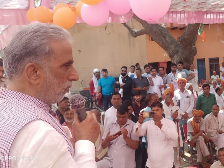 कार्यक्रम में जनता को संबोधित करते हुए केंद्रीय राज्यमंत्री कृष्णपाल गुर्जर।