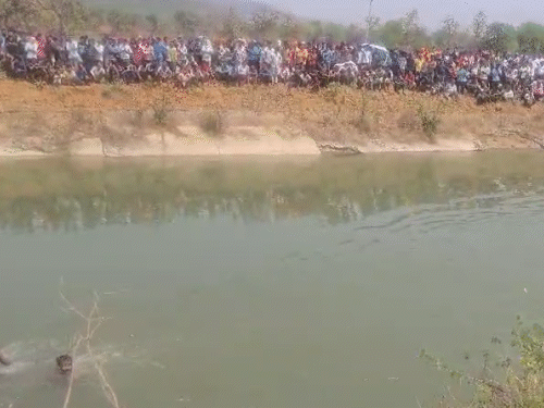 छत्तीसगढ़ के कोरबा जिले में 12 लोगों से भरी पिकअप नहर में गिर गई। 5 लोग लापता हैं। - Dainik Bhaskar