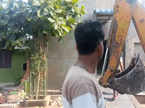 भिलाई के गौतम नगर खुर्सीपार वार्ड 42 में अतिक्रमण पर बुलडोजर एक्शन।