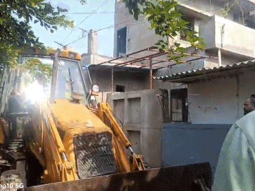 भिलाई के गौतम नगर खुर्सीपार पर निगम की टीम दलबल के साथ पहुंची और कार्रवाई की।