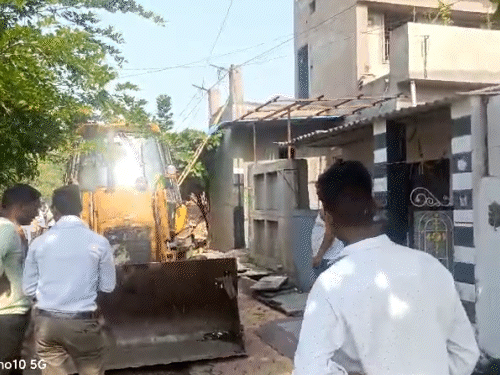 सीवरेज लाइन के ऊपर अतिक्रमण कर बनाया घर।