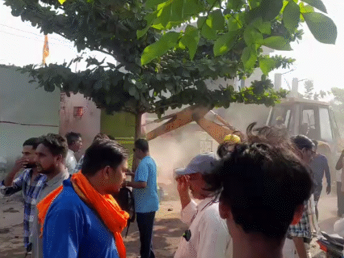 निगम की बुलडोजर कार्रवाई के दौरान भीड़ ने विरोध जताया।