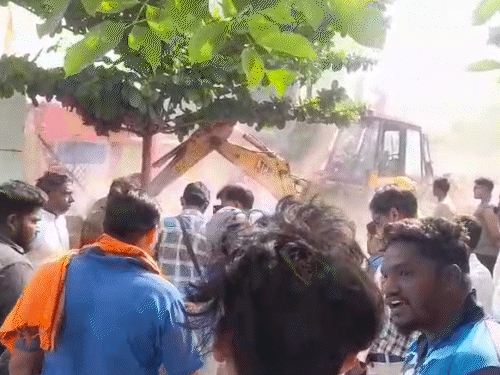 मेन सीवरेज लाइन के ऊपर 250 से ज्यादा घर अतिक्रमण करके बना लिए गए हैं। उन्हीं मकानों को तोड़ा गया।