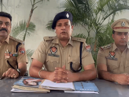 एडीसीपी अमनदीप बराड़, एसीपी राजेश शर्मा और एसएचओ नवदीप जानकारी देते हुए।