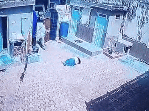 ਗੁਆਂ. ਦੇ ਲੋਕ ਆਏ ਅਤੇ the ਰਤ ਨੂੰ ਕਮਰੇ ਵਿੱਚ ਲੈ ਗਏ.