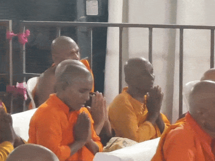 बाबासाहेब अंबेडकर की जयंती मनाने देशभर से अनुयायी महू पहुंचे हैं।