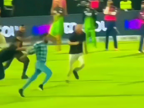 मैच के बाद सेरेमनी के दौरान अचानक दौड़ता हुआ यह युवक खिलाड़ियों तक पहुंच गया था। सुरक्षाकर्मियों ने उसे पकड़ लिया।