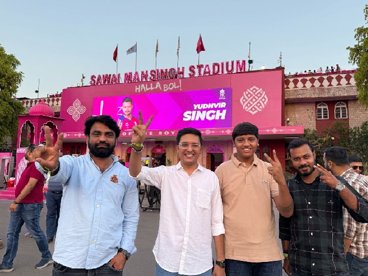 डूंगरपुर से मैच देखने पहुंचे विराट कोहली के फैंस ने RCB की जीत के बाद कुछ इस तरह जश्न मनाया।