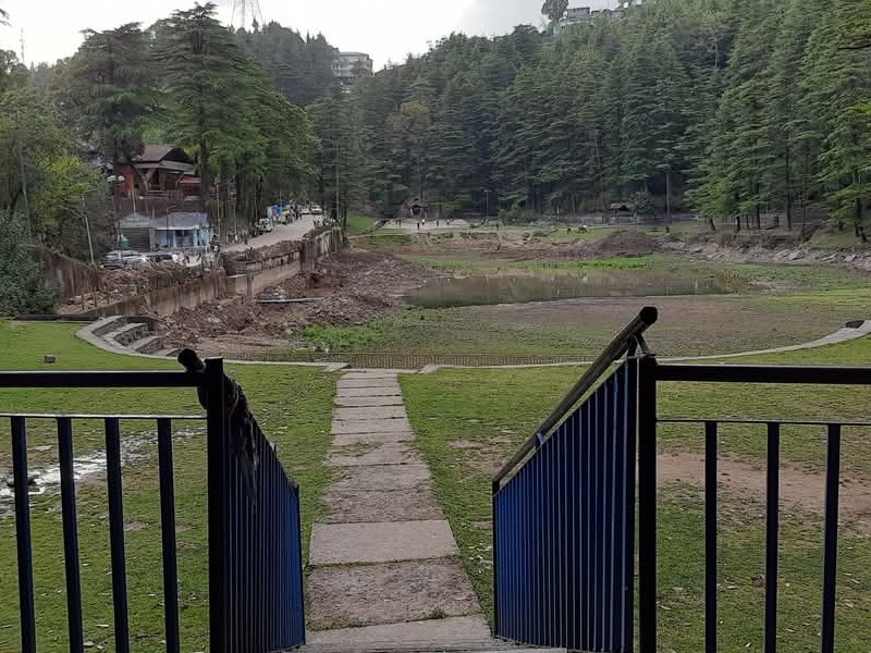 झील में बनी कीचड़ की स्थिति।