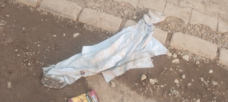 घटना स्थल पर पड़े घायल के कपड़े।