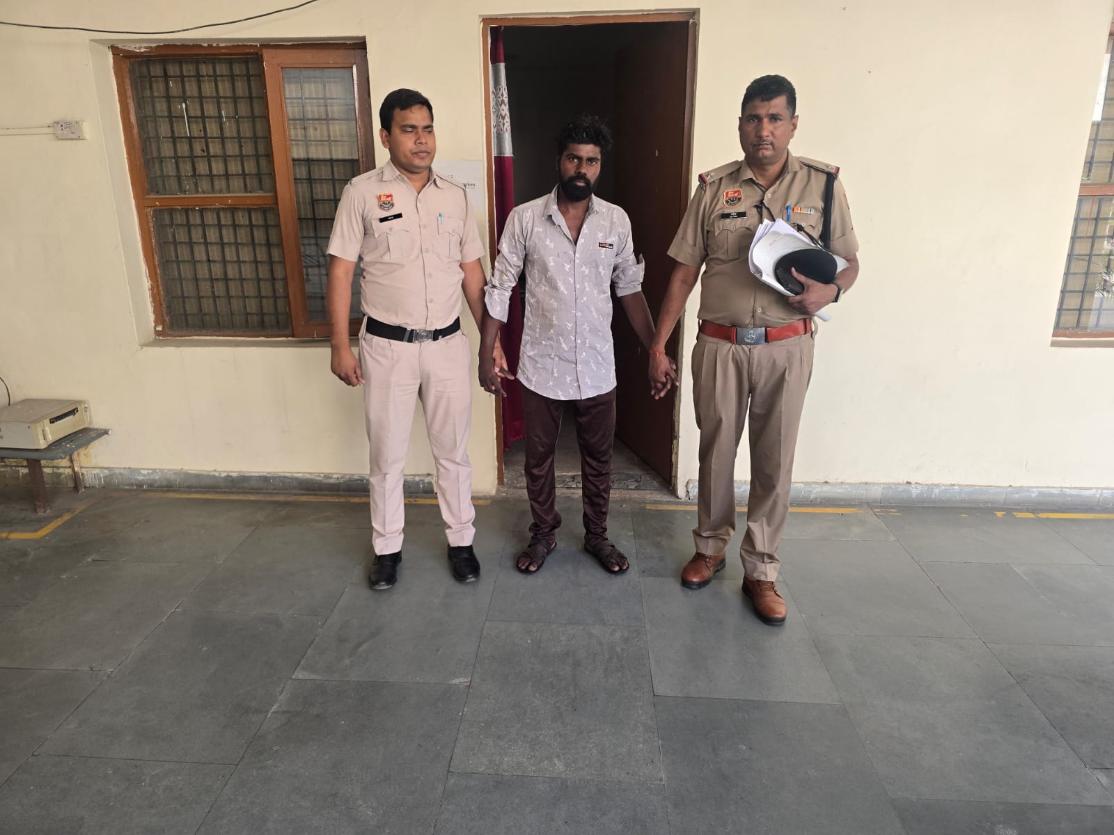 ਦੋਸ਼ੀ, ਜਿਸ ਨੇ ਸਾਥੀ ਦੇ ਲਾਈਵ ਦਾ ਹੱਤਿਆ ਕਰ ਲਿਆ, ਨੂੰ ਨਰਵਰਪੁਰ ਪਿੰਡ ਤੋਂ ਗ੍ਰਿਫਤਾਰ ਕਰ ਲਿਆ ਗਿਆ.