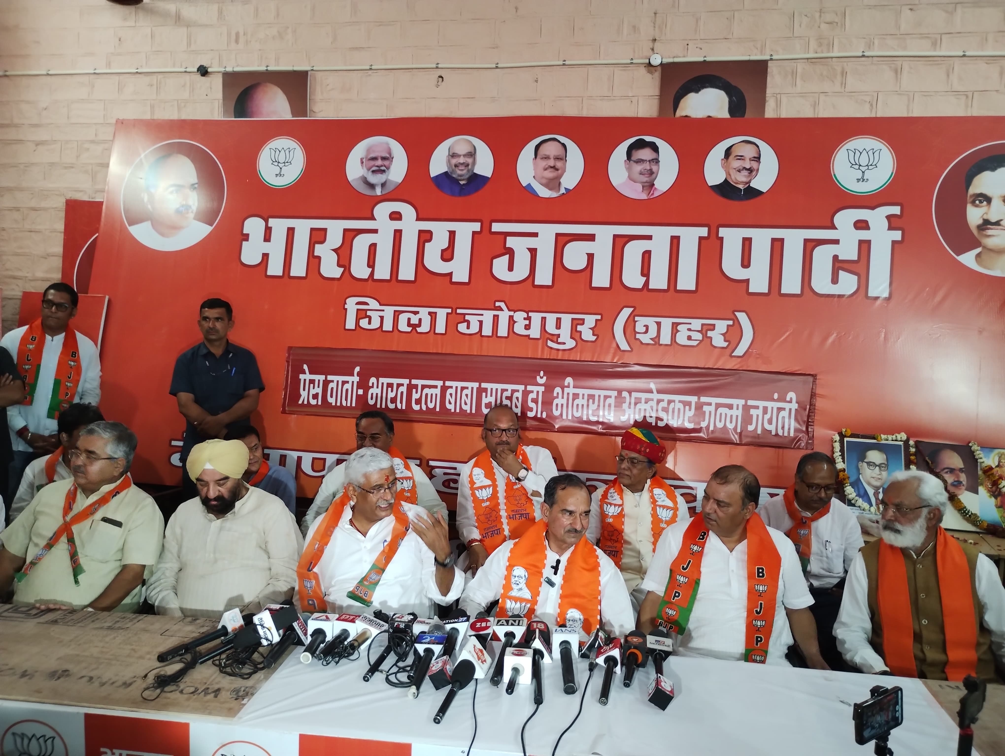 मीडिया से बातचीत के दौरान उन्होंने कई मुद्दों पर बातचीत की।