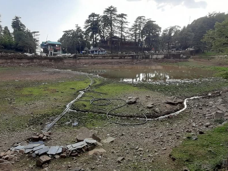 सूखी पड़ी डल झील का दृश्य।