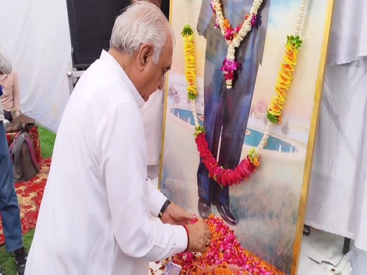 ਸਾਬਕਾ ਮੁੱਖ ਮੰਤਰੀ ਬੁਰਿਦਰ ਹੁੱਡਾ ਡਾ: ਭੀਮਰਾਓ ਅੰਬੇਦਕਰ ਦੇ ਪੋਰਟਰੇਟ ਦੀ ਪੇਸ਼ਕਸ਼ ਕਰਦੇ ਹੋਏ.