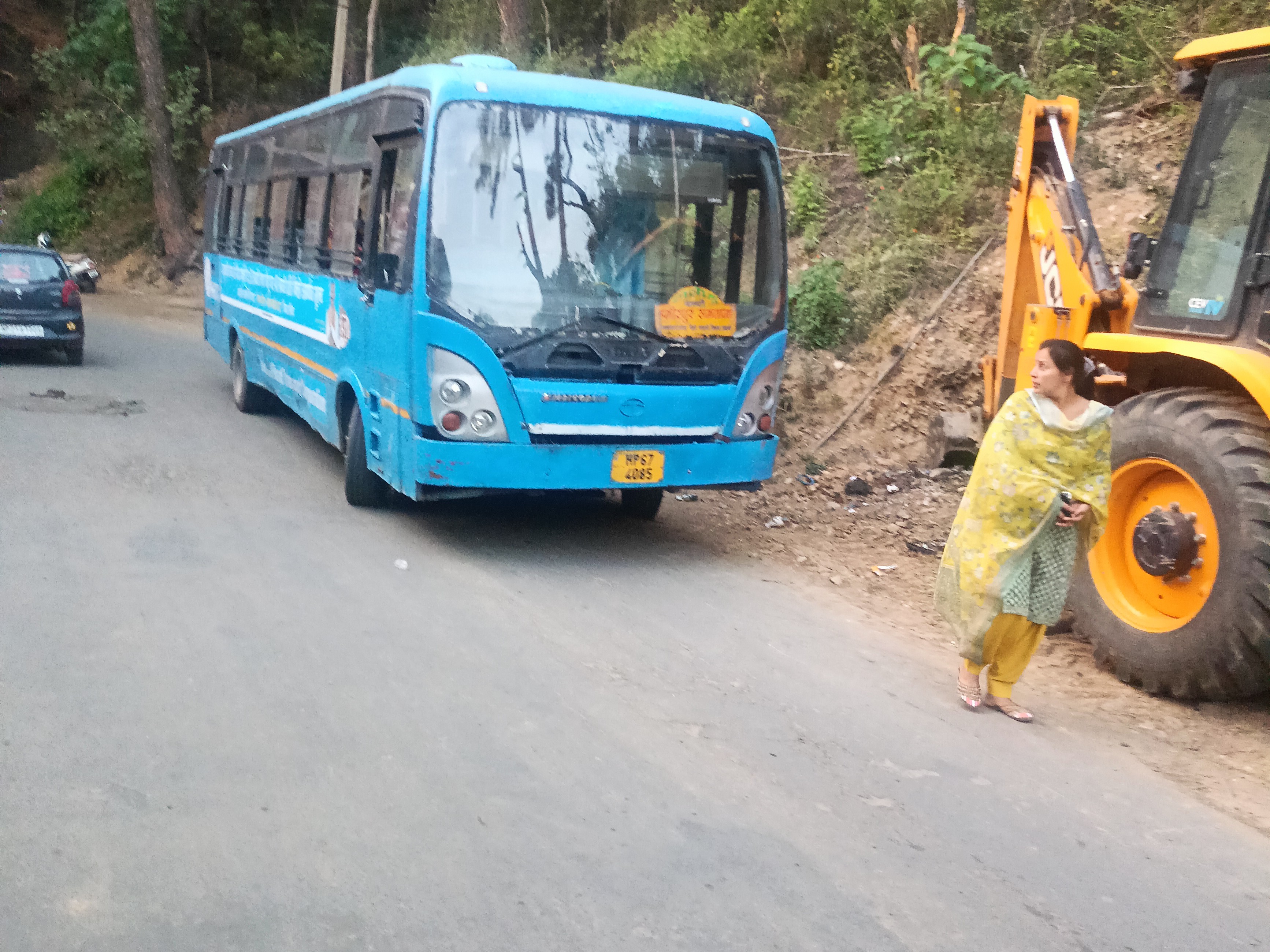 बस खराब होने पर पैदल जाते हुए यात्री।