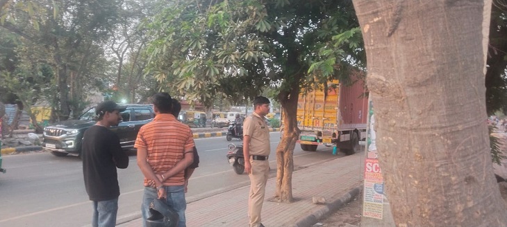 घटना स्थल की जांच करता पुलिसकर्मी।