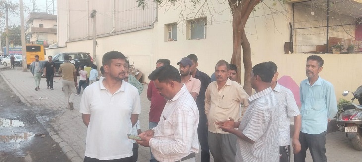 घटना के बाद मौके पर स्थानीय लोग।