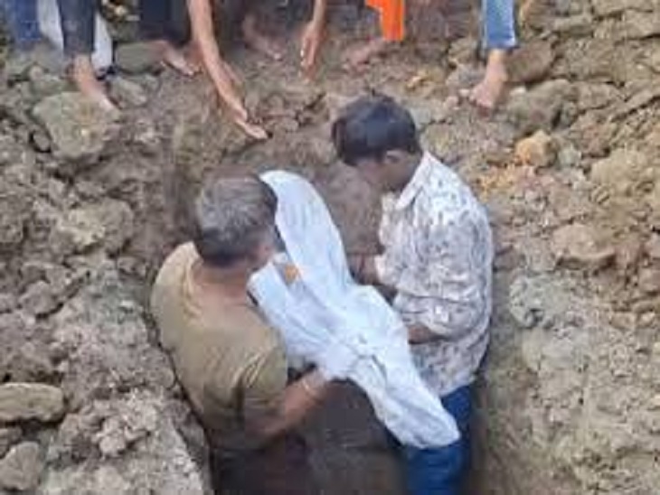 मासूम के शव को दफनाते हुए उनके परिजन।