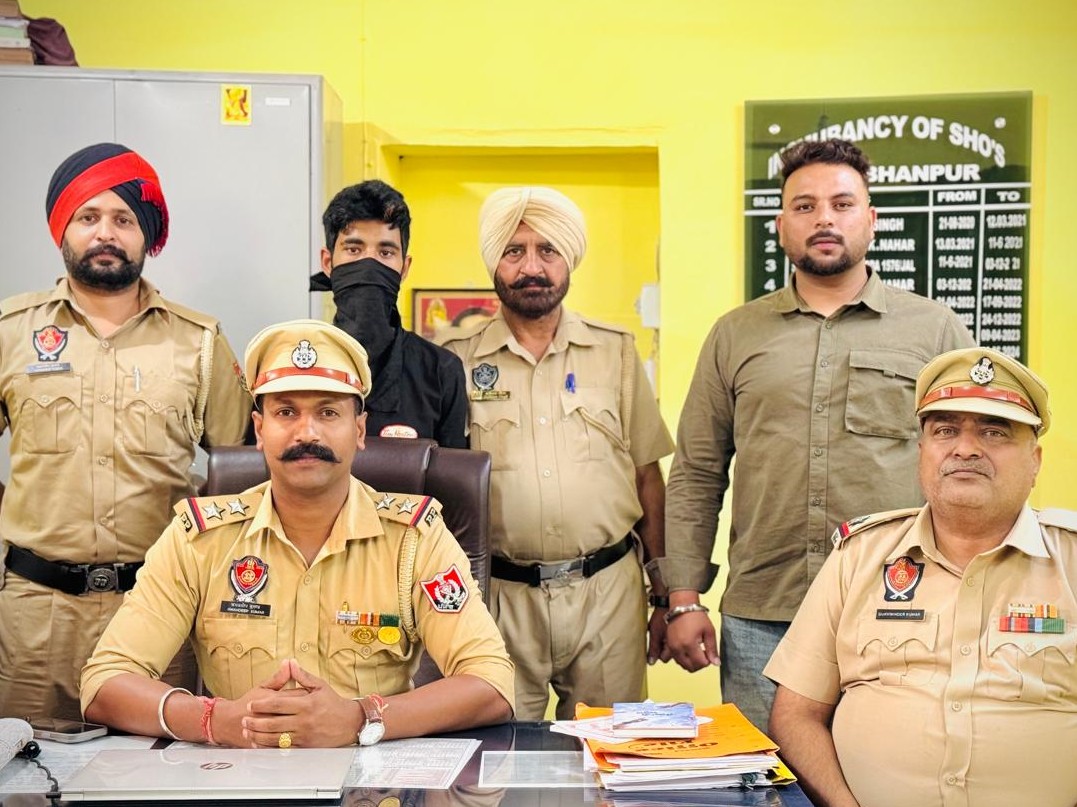 पुलिस की ग्रफ्त में आरोपी जतिन हंस। - Dainik Bhaskar