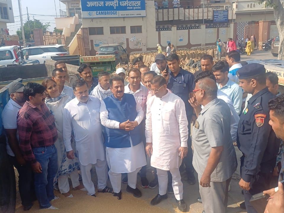 मंडी का निरीक्षण करते हुए खाद्य एवं आपूर्ति नियंत्रक मंत्री राजेश नागर।
