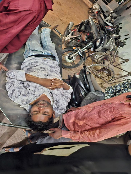 घायल कार चालक को रेफर करते हुए