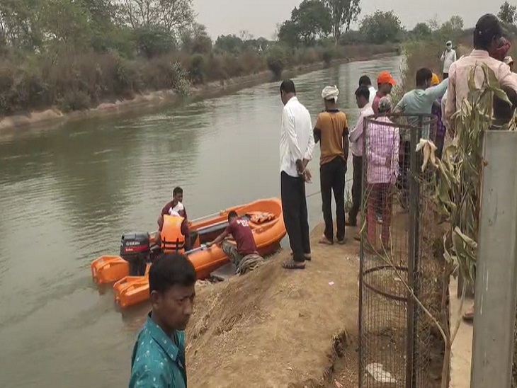 रेस्क्यू के काम में वोट लेकर उतरी एसडीआरएफ की टीम। - Dainik Bhaskar