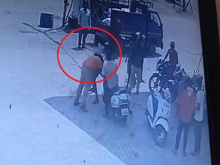 पेट्रोल पंप कर्माचारी की पिटाई करते हुए - Dainik Bhaskar