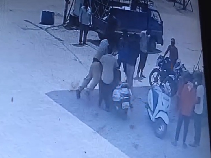 हाथ में पहने लोहे के कड़े से मारने पर पंप कर्मी हुआ बेहोश