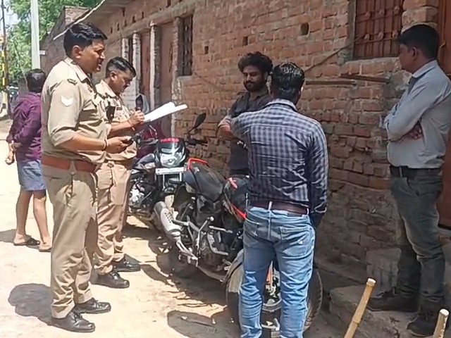 गैस पाइपलाइन लीकेज से मोहल्ले में दहशत। - Dainik Bhaskar