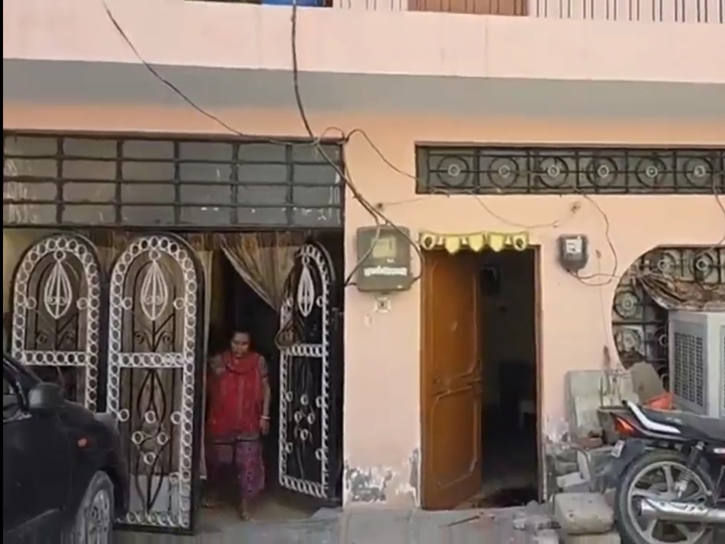 ਹਮਲਾ ਜਗਦੀਸ਼ ਦੇ ਘਰ ਤੋਂ ਬਾਹਰ ਕੀਤਾ ਗਿਆ ਸੀ.