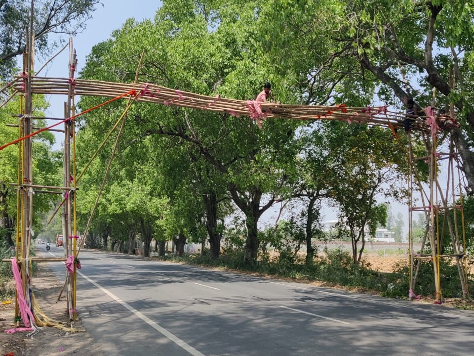 सोनीपत में साइकिल यात्रा के स्वागत के लिए जगह जगह स्वागत द्वार बनाए जा रहे हैं।