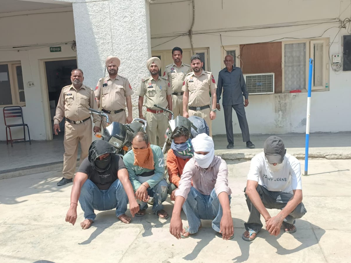 पुलिस की गिरफ्त में आरोपी। - Dainik Bhaskar