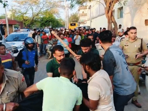 घायल युवक को अस्पताल लेकर जाती पुलिस।