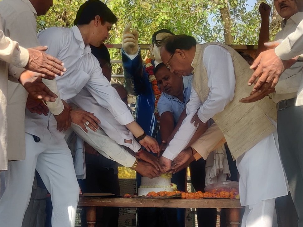 ਸਾਬਕਾ ਮੰਤਰੀ ਡਾ. ਬਾਂਕੀਨੀ ਲਾਲ ਨੇ ਬਾਬਾ ਸਾਹਬ ਦੇ ਜਨਮ ਦਿਵਸ 'ਤੇ ਕੇਕ ਨੂੰ ਕੱਟਣਾ.