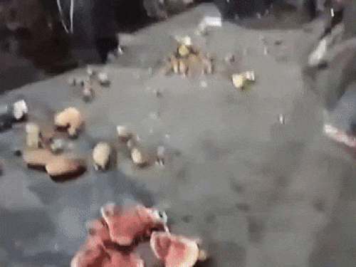 सड़क पर बिखरा हुआ फ्रूट। - Dainik Bhaskar