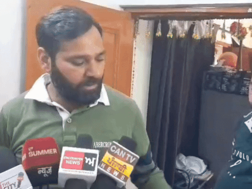 घर का मालिक अमन जानकारी देते हुए।