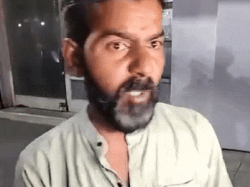 सारे घटनाक्रम की जानकारी देता हुआ उमेश।