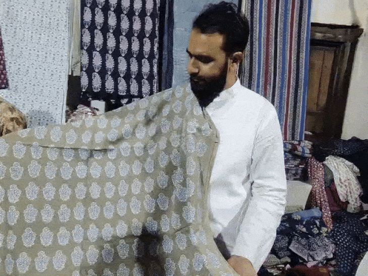 इंडिगो कलर का प्रिंट दिखाते उमर फारूख खत्री।