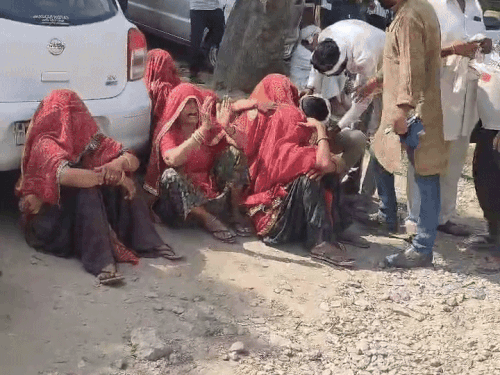 सोमवार दोपहर पप्पू के परिजन दोपहर में खेतड़ी थाने पहुंचे। इस दौरान महिलाएं विलाप करने लगीं।