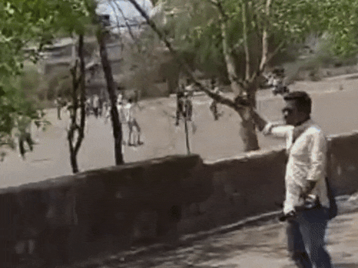गुना में वीएचपी कार्यकर्ताओं को खदेड़ती पुलिस। - Dainik Bhaskar