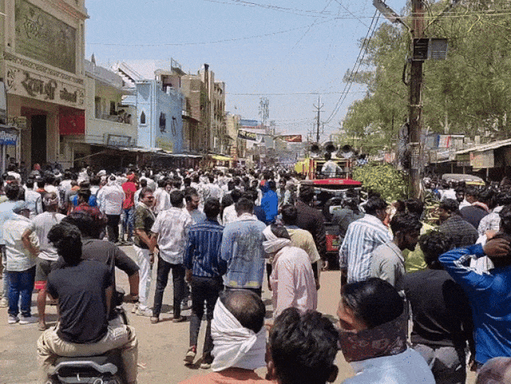 वीएचपी कार्यकर्ता पथराव के आरोपियों पर कार्रवाई की मांग कर रहे थे।