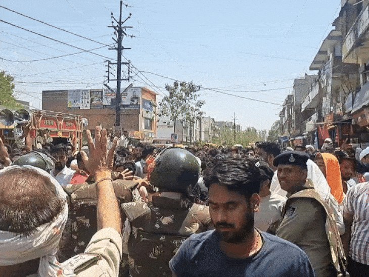 कार्यकर्ता उस गली में जाने लगे, जहां विवाद हुआ था तो पुलिस ने रोक लिया।