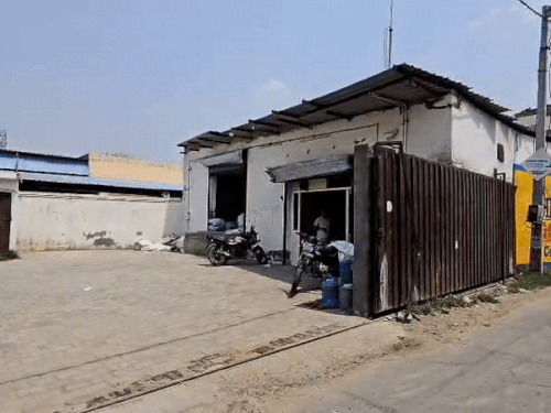 ਤਿੰਨ ਕਰਮਚਾਰੀਆਂ ਦੇ ਮੋਬਾਈਲ ਫੋਨਾਂ ਨੂੰ ਵੀ ਲੁੱਟ ਲਿਆ ਗਿਆ.