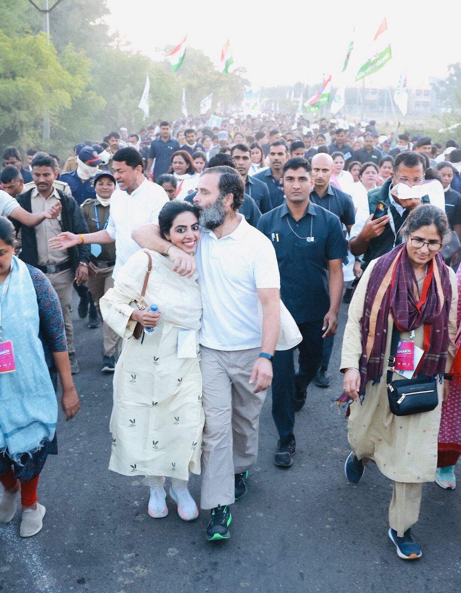 दिव्या मदेरणा ने भारत जोड़ो यात्रा की यह फोटो 23 नवंबर 2022 को शेयर की थी। इसे लेकर हनुमान बेनीवाल ने कमेंट किया था।