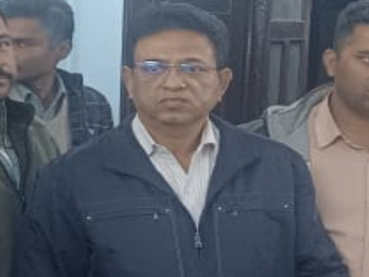 अनिल कछवाहा ने जल-जीवन मिशन में परिवादी के करीब 2 करोड़ 50 लाख रुपये की बकाया राशि जारी करने की एवज में घूस मांगी थी।